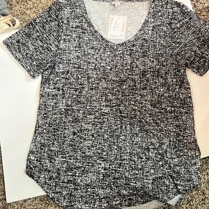 Brand new with tags Iris top by Lularoe! This is a great neutral for your!